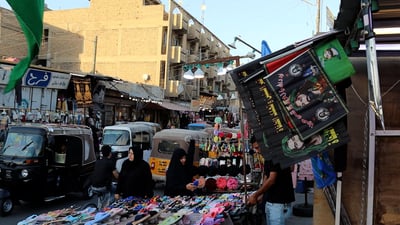 فيديو من سوق الثانية: أهالي الحرية يصنعون أجواء محرم بالمصابيح والإكسسوارات