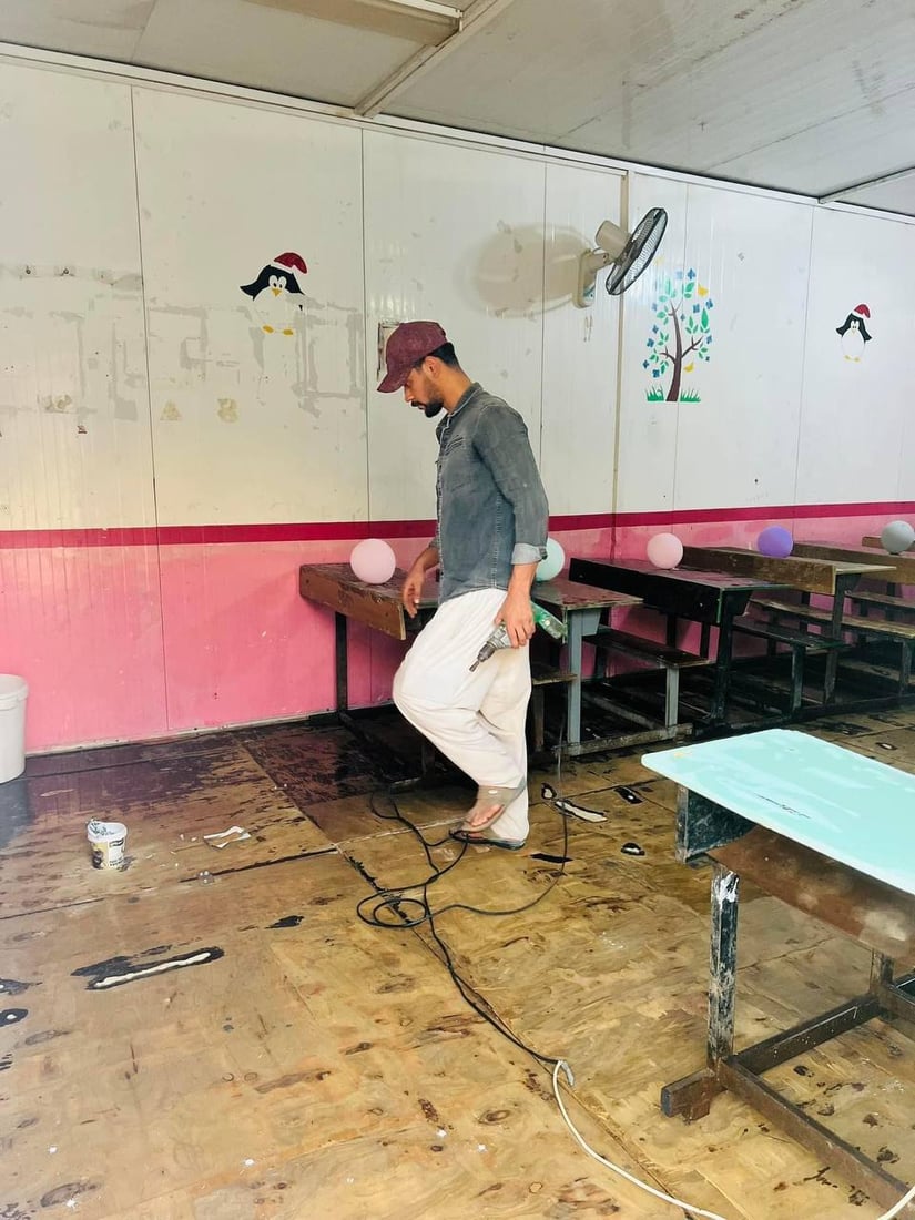 الحداد “عبد العزيز” يصلح الشبابيك والرحلات وينظف المدارس بالمجان (صور)