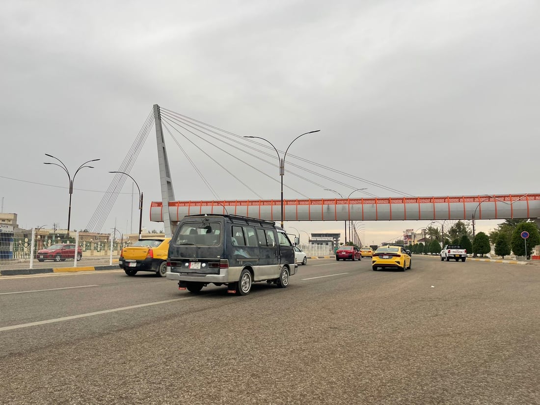 صور: بعقوبة تمنع العبور على سريع 7 نيسان بحاجز معدني.. اذهبوا الى جسر المشاة