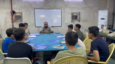 لە مزگەوتێکی خانەقین ژمارەیەک مامۆستا خۆبەخشانە وانە بە قوتابیان دەڵێنەوە