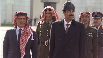 صدام نام 40 يوماً فوق شجرة ولم يتخيل الفخ! رواية أردنية عن “قيامة الشرق الأوسط”