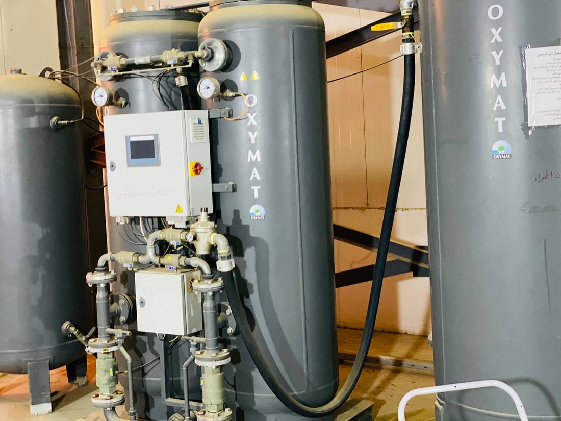 صور: الخبراء يحاولون إصلاح منظومة الأوكسجين في مستشفى القيارة