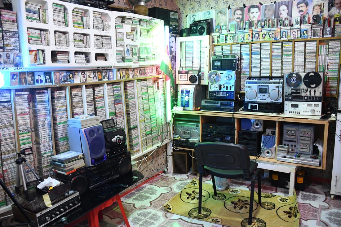 ژوورێکی ماڵەکەی کردووەتە شوێنی کۆکردنەوەی ئەرشیفی ھونەرمەندان