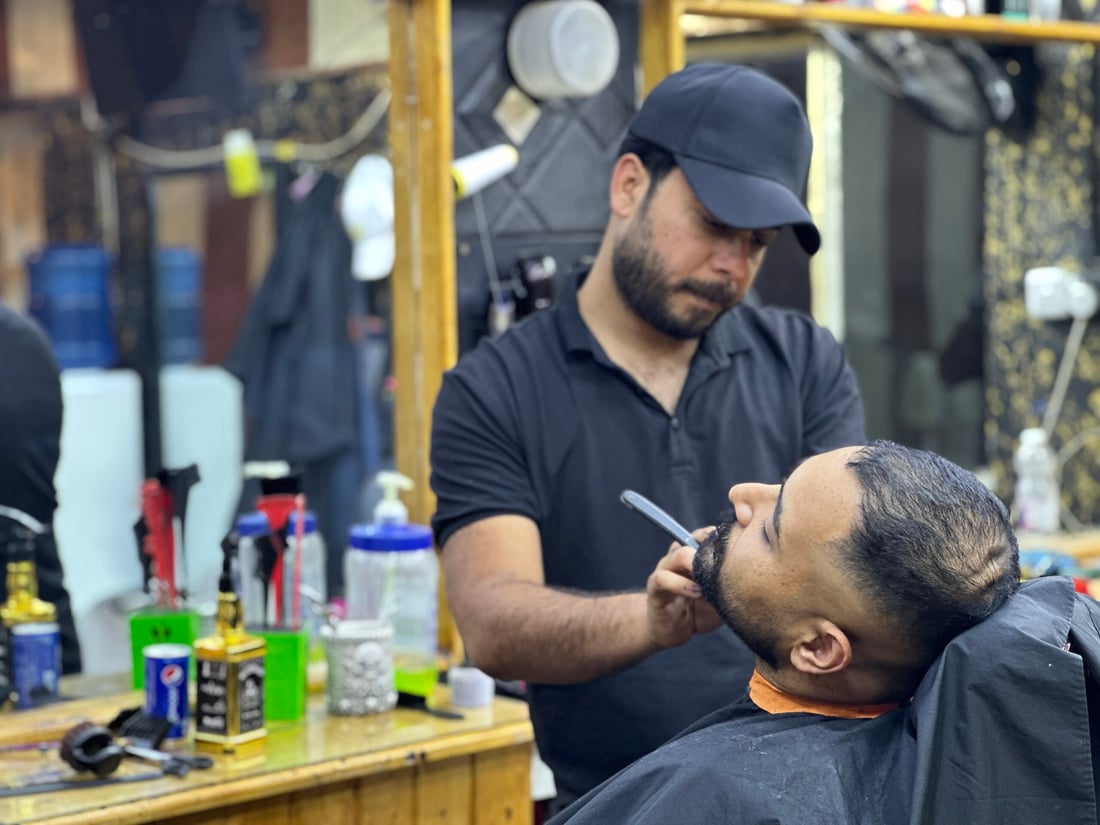 الحجز على الحلاقين بدأ قبل أسبوع.. “حديثة” تجهزت للعيد بنظام يمنع الزحام ونجحت