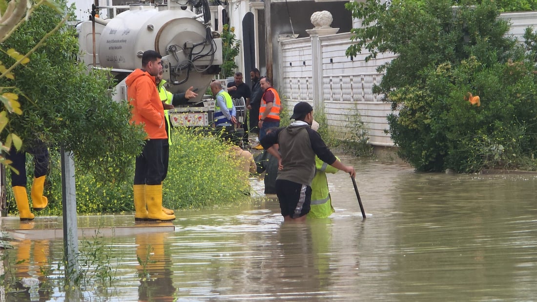 بەهۆی لافاوەوە تەواوی کەلوپەلی ماڵەکەی فڕێداوە