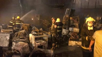 صور من حريق الكرادة خارج.. أضرار كبيرة في بناية تجارية تحتوي على أجهزة كهربائية