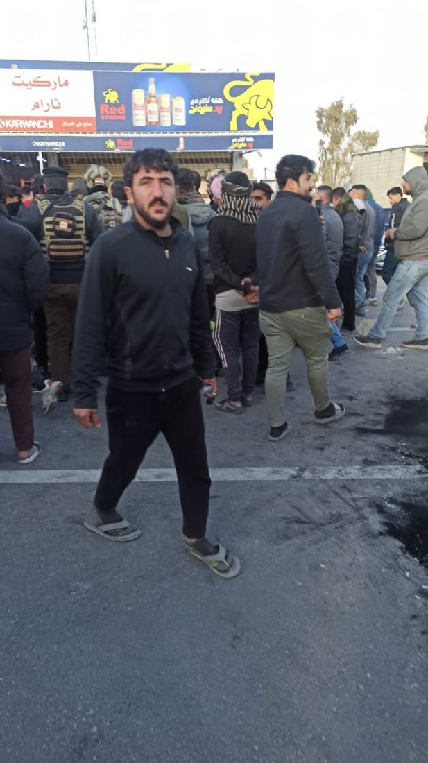 صور: أصحاب “التريلات” يغلقون الطريق بين كركوك وأربيل بالإطارات المحترقة