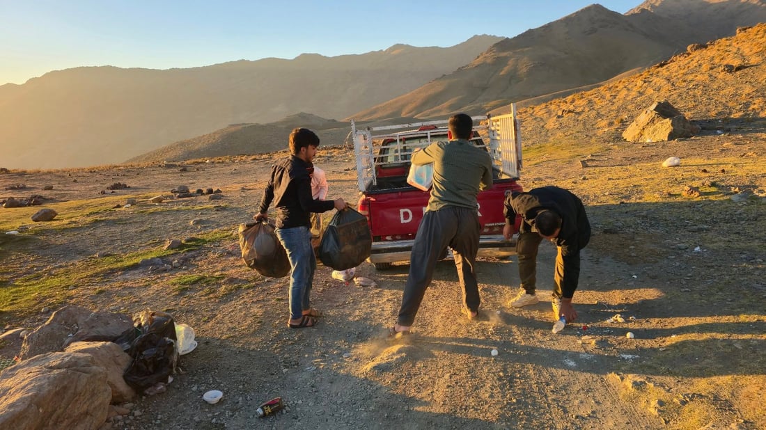 گه‌شتیاران كه‌مپینگێكی شاخه‌وانان پیس ده‌كه‌ن و چه‌ند ژینگه‌پارێزێكیش خاوێنی ده‌كه‌نه‌وه‌