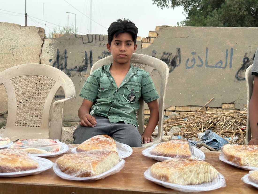 رضاوي الصغير لا يكاد يصدق.. فزعة شباب الناصرية رسمت الابتسامة على وجهه (فيديو)