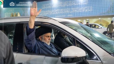 الصدر يلوح للجماهير ويزور ضريح والده