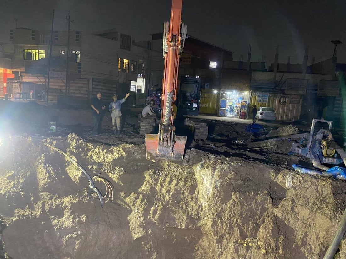 كسر مفاجئ يتسبب بانقطاع الماء عن معظم مناطق الرصافة (صور)