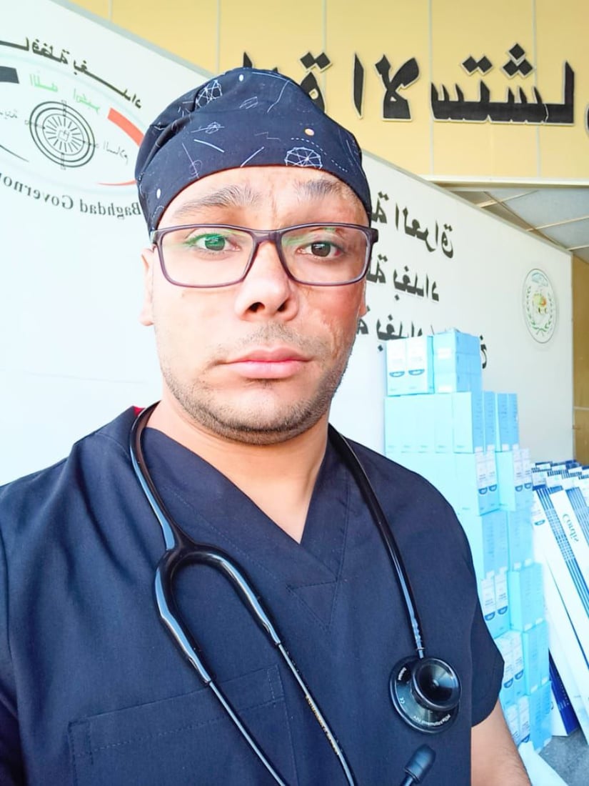 الطبيب عبدالعزيز فتح عينيه على الحياة بحريق التهم وجهه.. فأصبح إنساناً أكثر (صور)