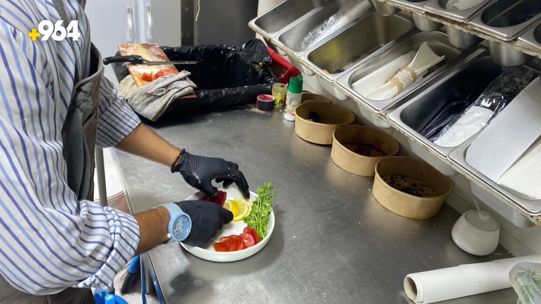 صور: لا حاجة لـ”مينيو” في مطعم “تومان” البصرة.. الشيف يُطعم الزبائن على ذوقه!