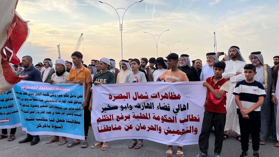 عشائر الهارثة تخرج راياتها للتظاهر.. الإهمال بات لا يطاق وهذه مجرد بداية (صور)