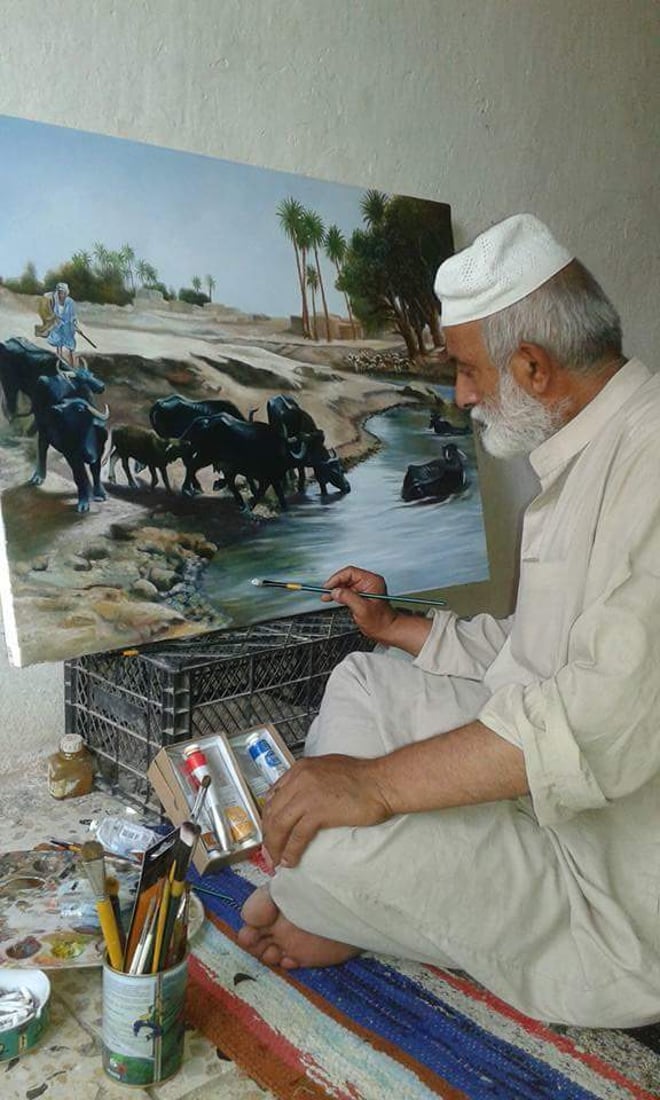 “بالدشداشة والعقال”.. ستيني بموهبة فطرية يُجسّد طبيعة الريف بلوحات عالمية