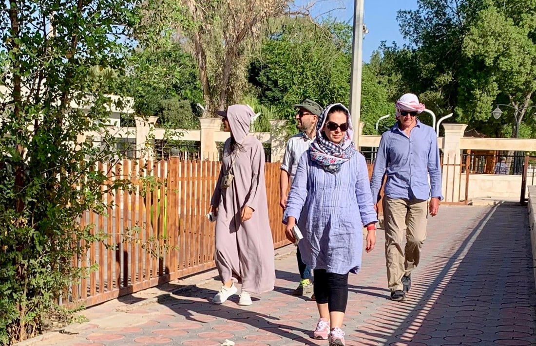 صور: إيطاليات في البصرة وبلغاريات يتأملن شجرة آدم.. انتهى الحر