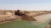 الدير تغلق قناة السويب استجابة لمطالب الأهالي والفاو ت...
