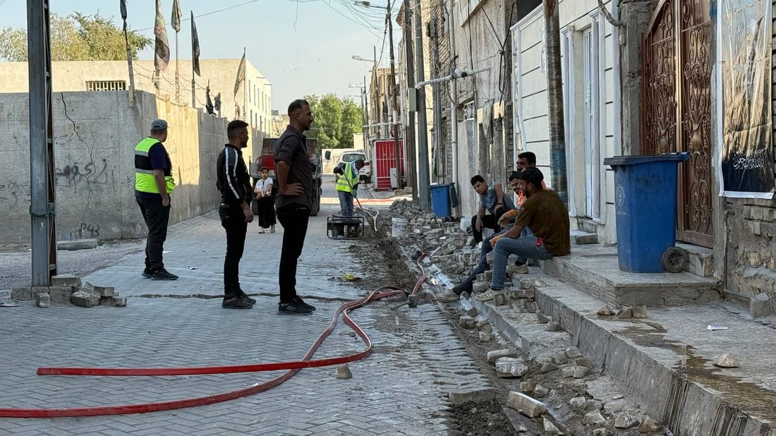 شيوخ أخيار يسهلون المهمة.. الكيبل الضوئي يسير بصعوبة في مدينة الصدر (صور)