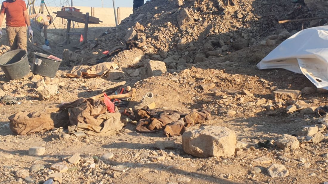 صور: ترميم المدرسة كشف مقبرة جماعية.. رفع 31 جثماناً في تلعفر