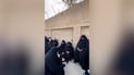 الأمهات يقرأن “دعاء الزيارة” دعماً لمطالب أبنائهن بالتعيين في شركات نفط البصرة