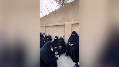 الأمهات يقرأن “دعاء الزيارة” دعماً لمطالب أبنائهن بالتعيين في شركات نفط البصرة
