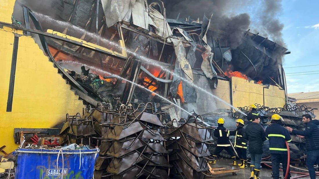 ئاگرێکی گەورە لە کۆگایەکی دیکۆرات و کەرەستەی بیناسازی لە هەولێر کەوتوەتەوە