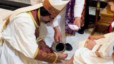 شاهد: رجال الدين يغسلون أقدام التلاميذ في كنائس العراق.. جانب من طقوس خميس الأسرار