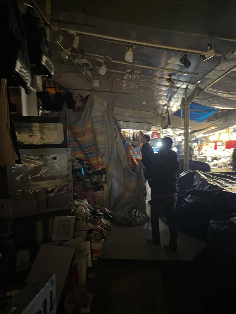 بۆ پاراستنیان لە ئاگر؛ شارەوانی هەولێر پەردەی بەردەم دوکانەکانی لادەبات