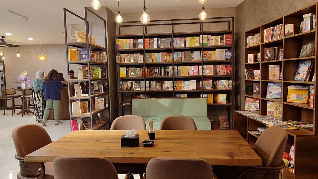 بنات روائي كبير في “مغامرة” وسط الكرخ.. “أطراس” مكتبة وأكثر (صور)
