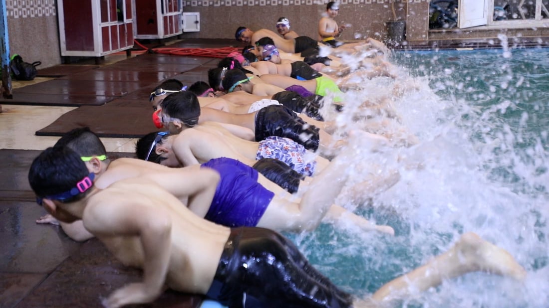 صور: 50 من أطفال الديوانية يحتفلون بإتقانهم السباحة.. “دولفين وكرول” وحركات أخرى