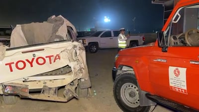 فيديو: شاحنة مسرعة تصطدم بسيطرة في كركوك وتدمر كرفاناً للشرطة وسيارتين