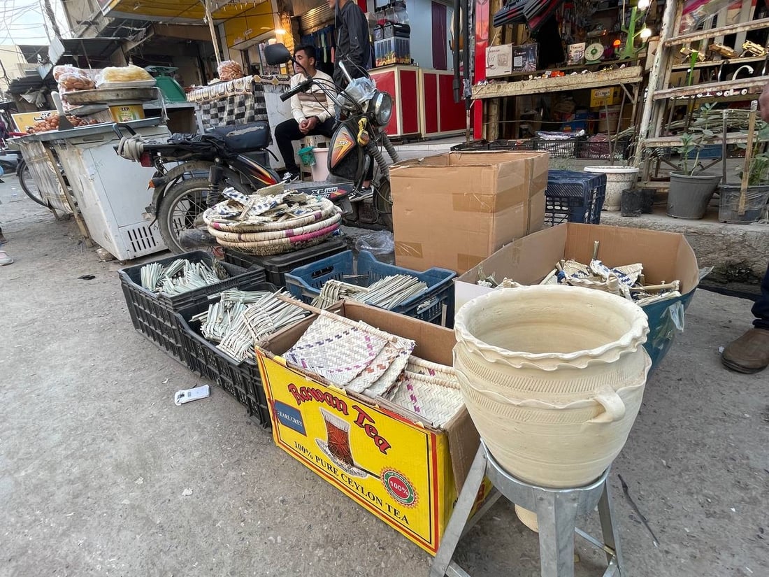 صور: نساء ديالى في سوق بعقوبة القديم وفاءً لنذر “زكريا” وطلباً للذرية