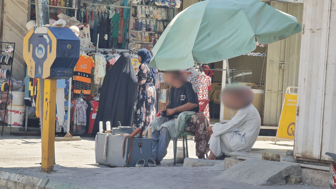 صور: إسكافيو السماوة يراقبون الأقدام بذكريات أحذية المهربين و”بسطال أبو خليل”