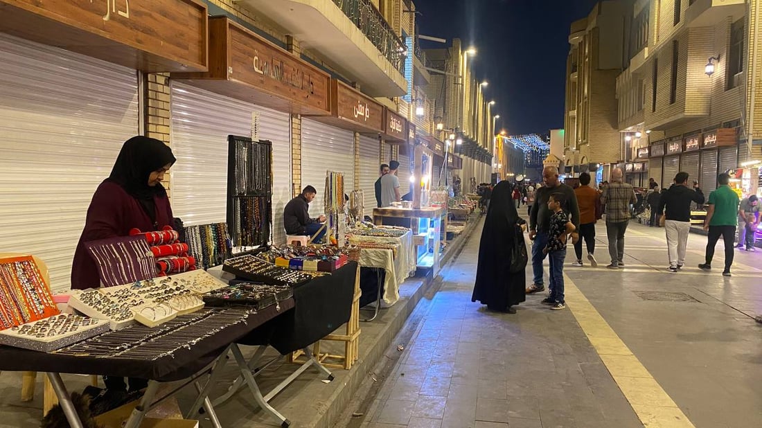 صور: ليل المتنبي لا يقل جمالاً عن نهاره.. باعة إندومي ودولمة وجبس نيتروجين!