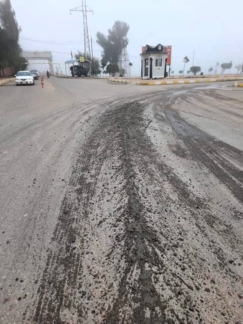 مرور الرمادي يفرض على سائق “خباطة” تنظيف ما نثره من اسمنت على الطريق (صور)