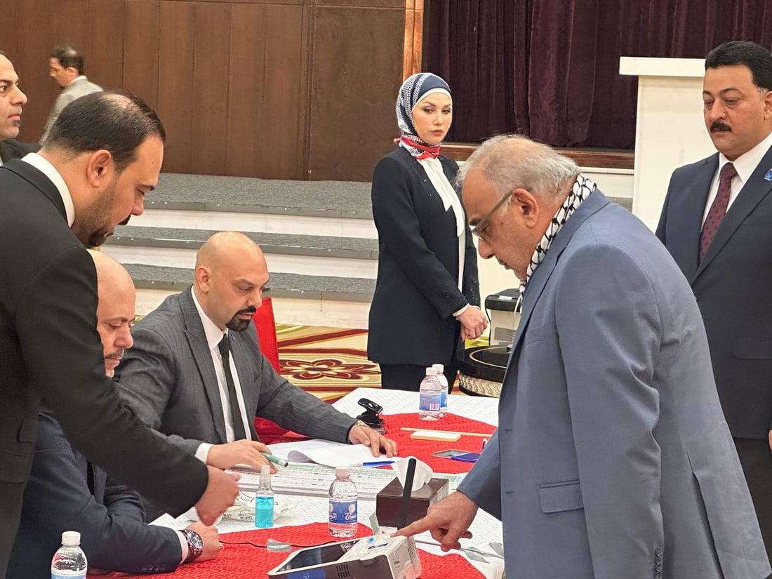 صور: عمار الحكيم وعادل عبد المهدي يدليان بصوتيهما في فندق الرشيد