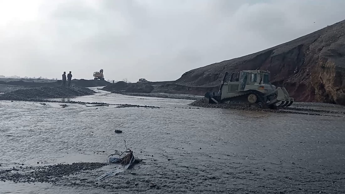 صور: قائد عمليات كركوك يزور المناطق المتضررة من الفيضانات في ناحية ليلان