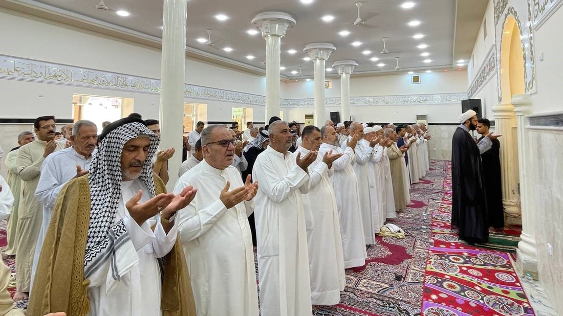 أول صلاة عيد بعد ترميم مسجد القرنة.. الإمام دعا إلى “التمسك بالمرجعية” (صور)