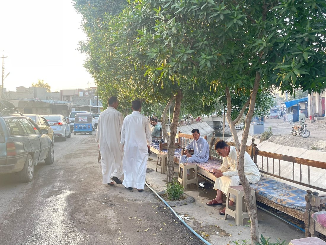 في مقاهي بهرز العتيقة.. أسرار حول الغرباء ومبادرات عند أهل الوقار (صور)