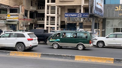 صور من فوضى الثلاثاء في مصارف بغداد.. طوابير طويلة والدولار بـ “القطارة”