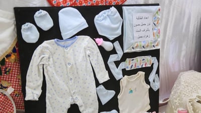 صور: طالبات إعدادية كربلاء ينسجن ويرسمن على الزجاج.. البيع سيبدأ قريباً