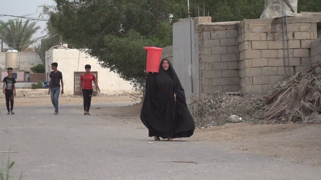 صور: سيدات بابل ينقلن الماء بـ”الجليكانات” منذ أسبوعين.. والكهرباء تعد بخط طوارئ