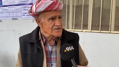 دونیا تاریک بووە هاتووەتە بەردەم بنکەی دەنگدان