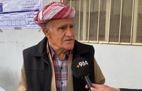 دونیا تاریک بووە هاتووەتە بەردەم بنکەی دەنگدان