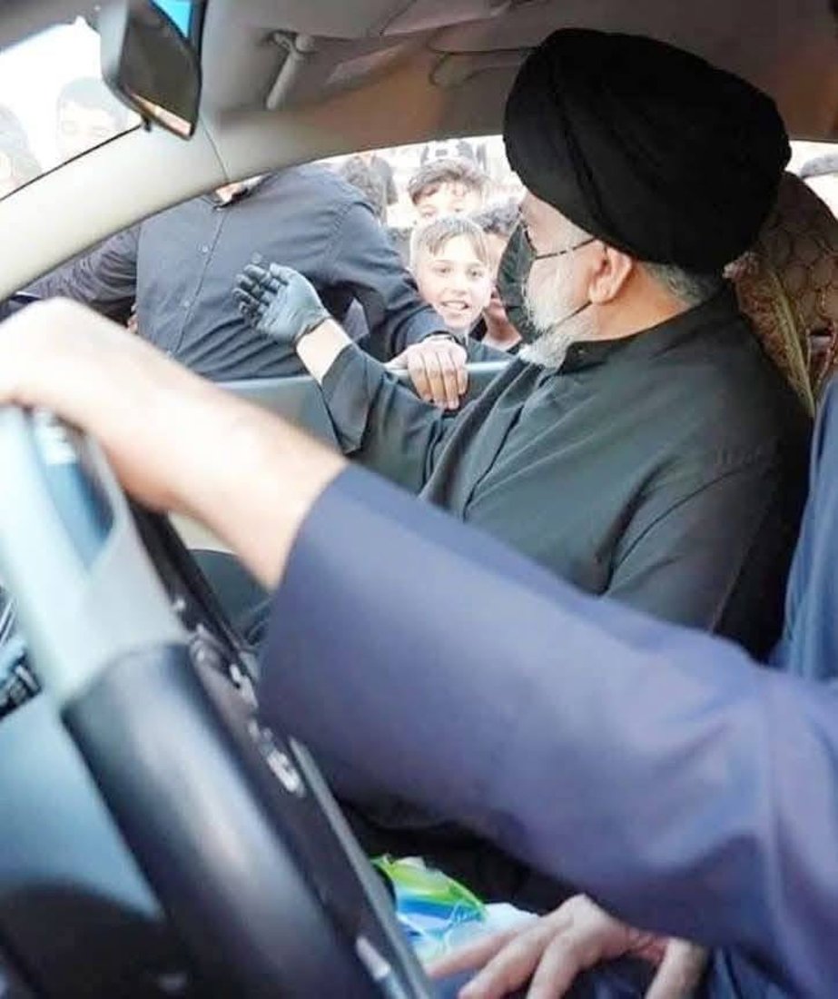 الصدر يتفقد الزوار في مرقد الإمام علي بالنجف في ذكرى وفاة النبي محمد