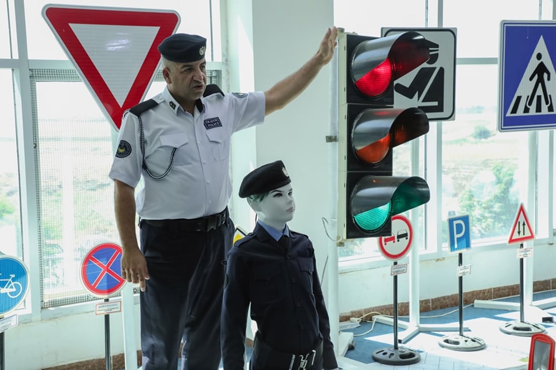 هاتوچۆى راپه‌ڕین هێما و رێنماییه‌كانى به‌ منداڵان ئاشنا ده‌كات