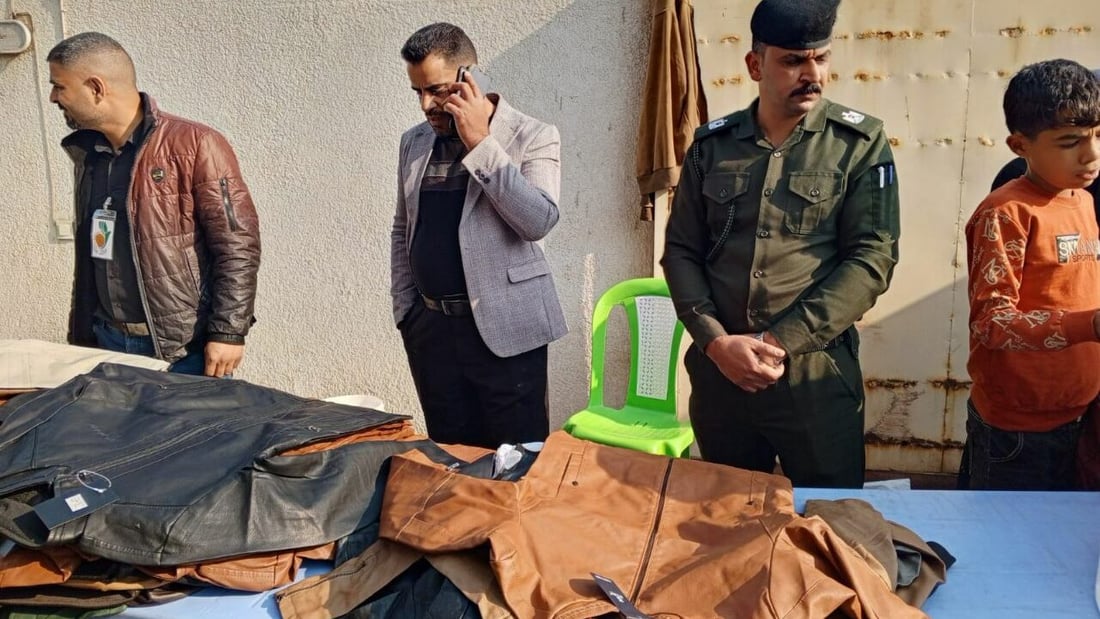 صور: الشرطة المجتمعية توزع الملابس الشتوية على الأيتام والفقراء في بابل