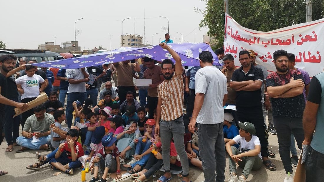 احتجاج في الحلة: باعة يعرضون أطفالهم تحت الشمس.. 14 يوماً بلا عمل (صور)