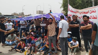احتجاج في الحلة: باعة يعرضون أطفالهم تحت الشمس.. 14 يوماً بلا عمل (صور)