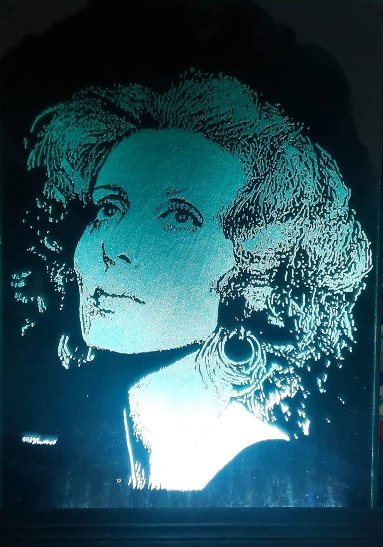 فيروز ودرويش والساهر في “رحلة على حافة الزجاج” الكربلائي